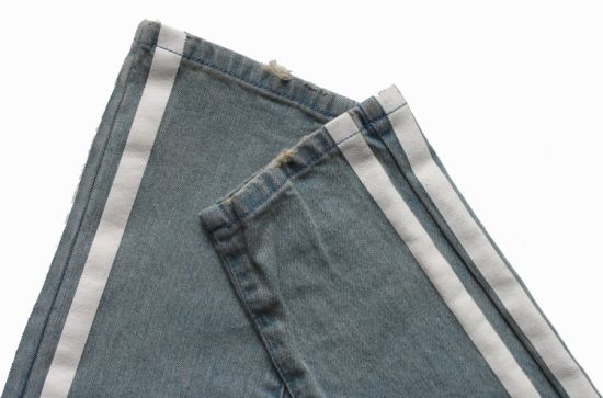 浅蓝色印花设计牛仔休闲裤，机车牛仔裤